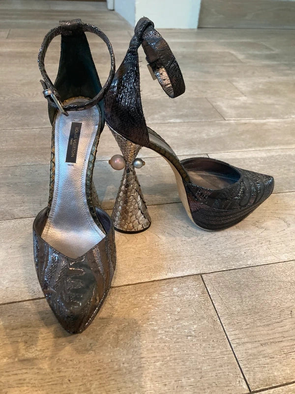 Louis Vuitton by Marc Jacob 2009 Runway Pearl Pumps Brand New - 37