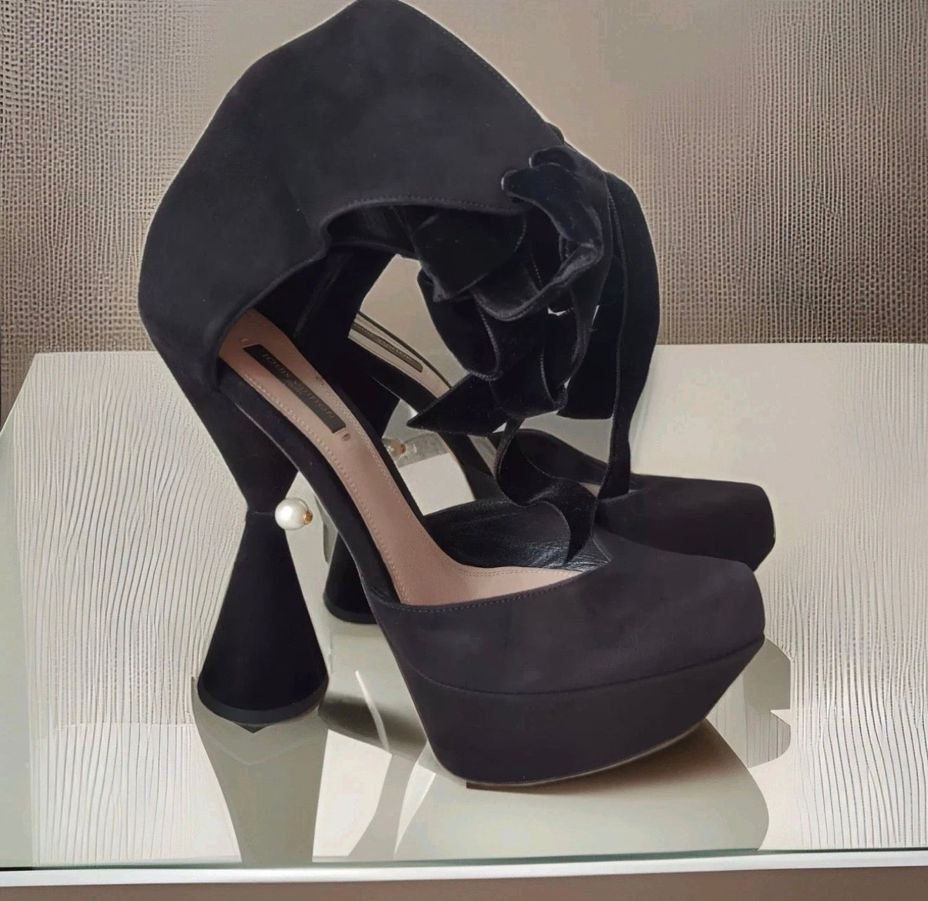 Louis Vuitton by Marc Jacob 2009 Runway Pearl Pumps - 38/38.5