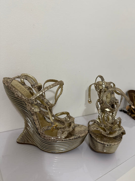 Alexander Mcqueen Oyster Shell Wedges from Spring 2012 runway - 39