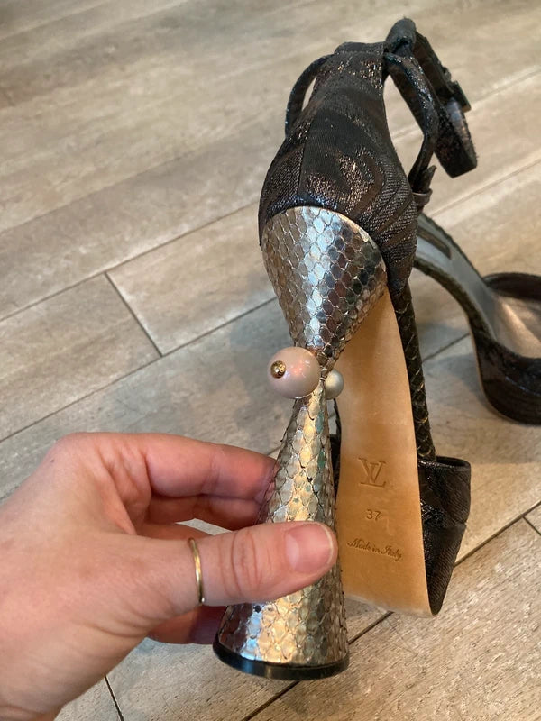 Louis Vuitton by Marc Jacob 2009 Runway Pearl Pumps Brand New - 37