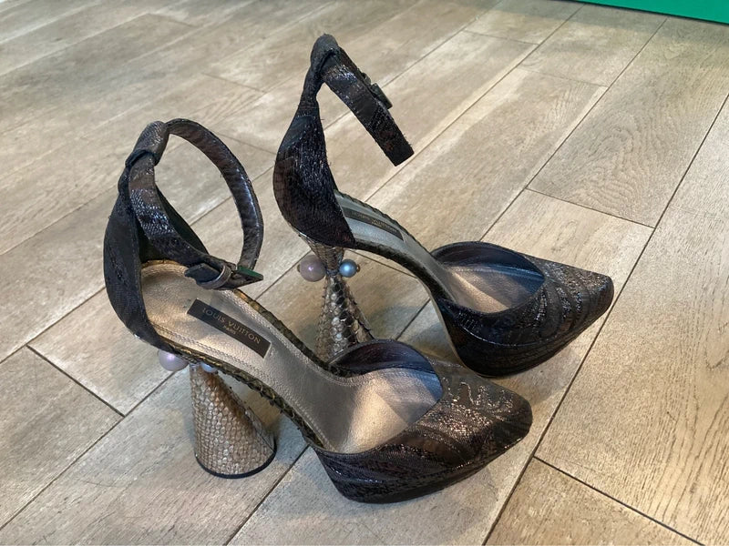 Louis Vuitton by Marc Jacob 2009 Runway Pearl Pumps Brand New - 37